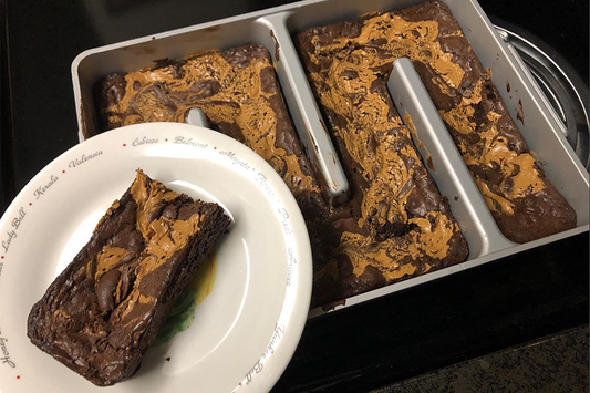 Close of up chocolate brownies in the Baker's Edge edge pan.